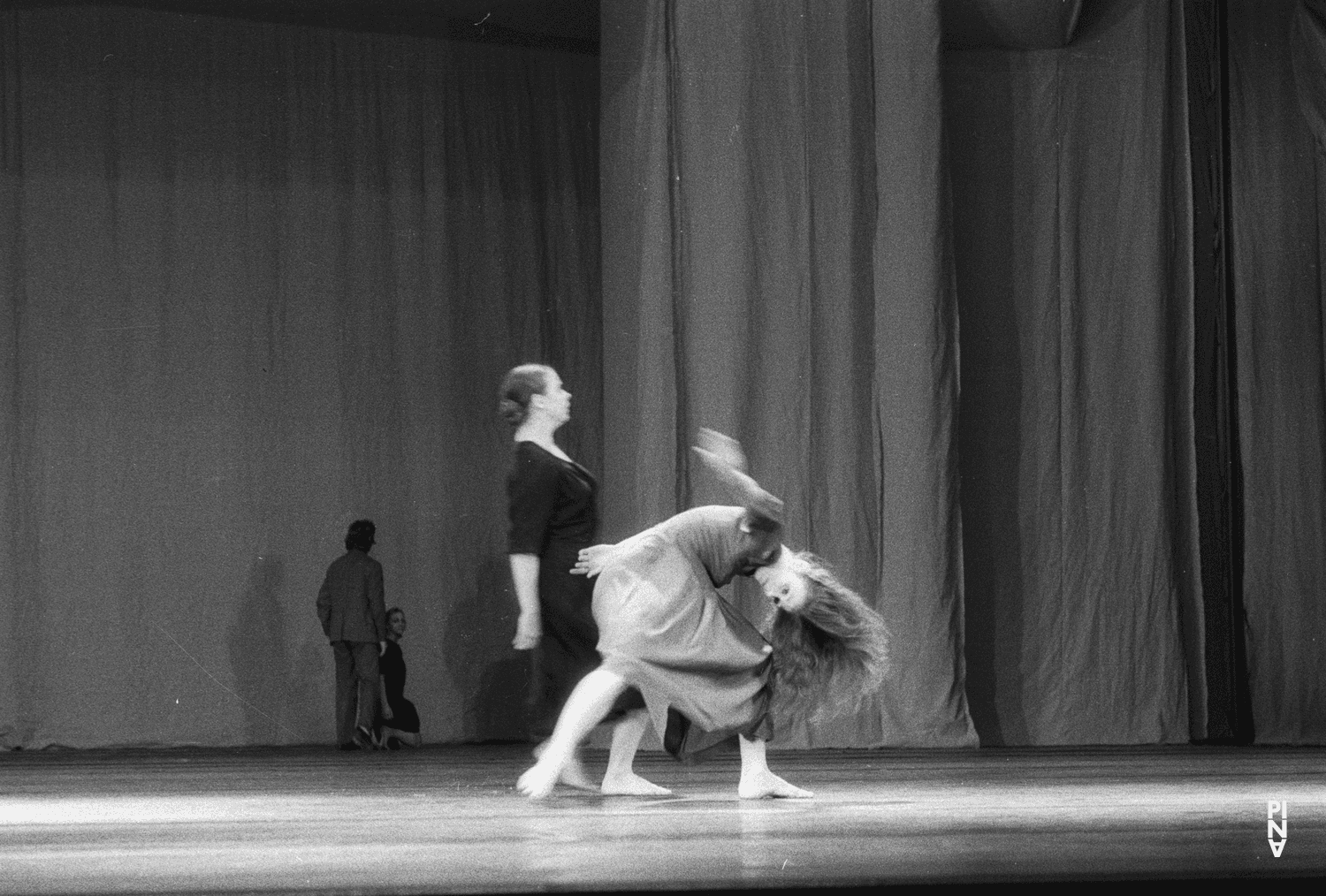 Malou Airaudo et Josephine Ann Endicott dans « Adagio – Fünf Lieder von Gustav Mahler » de Pina Bausch