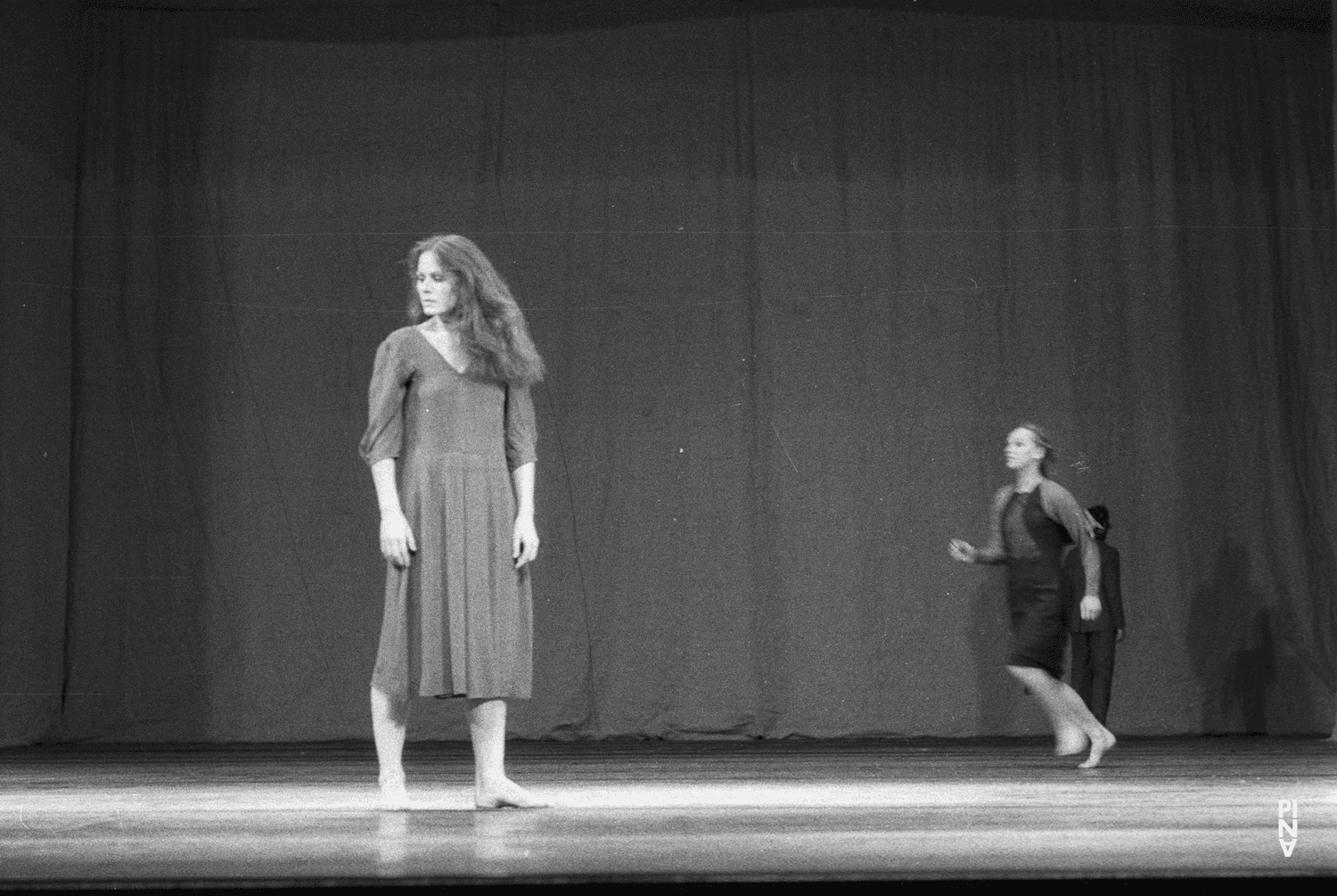 Malou Airaudo et Marlis Alt dans « Adagio – Fünf Lieder von Gustav Mahler » de Pina Bausch