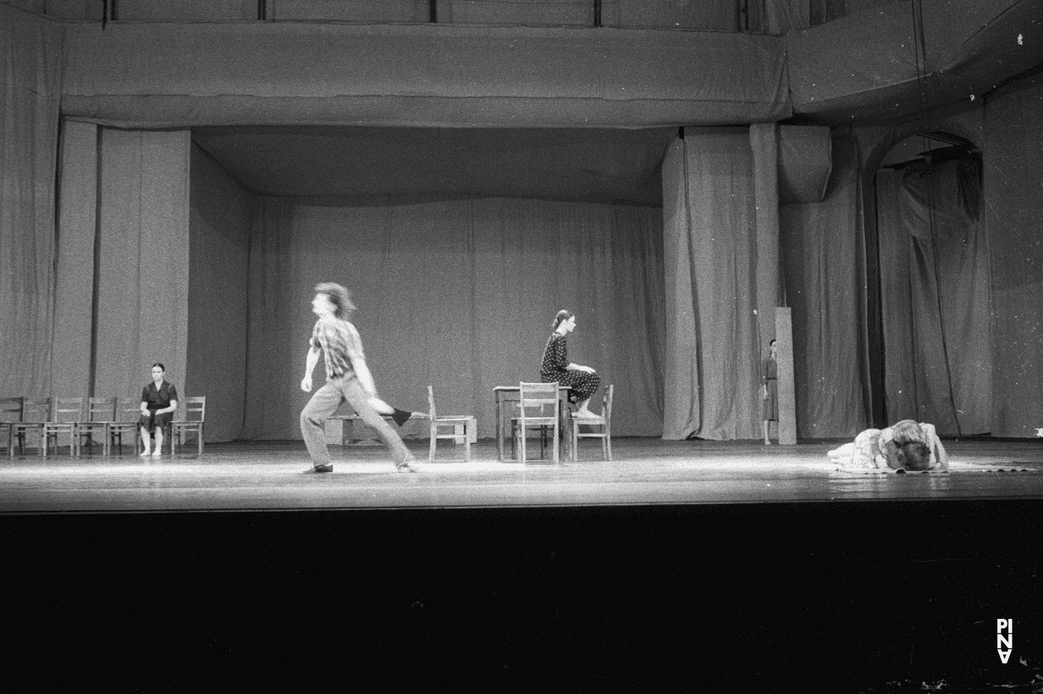 Malou Airaudo et Josephine Ann Endicott dans « Adagio – Fünf Lieder von Gustav Mahler » de Pina Bausch