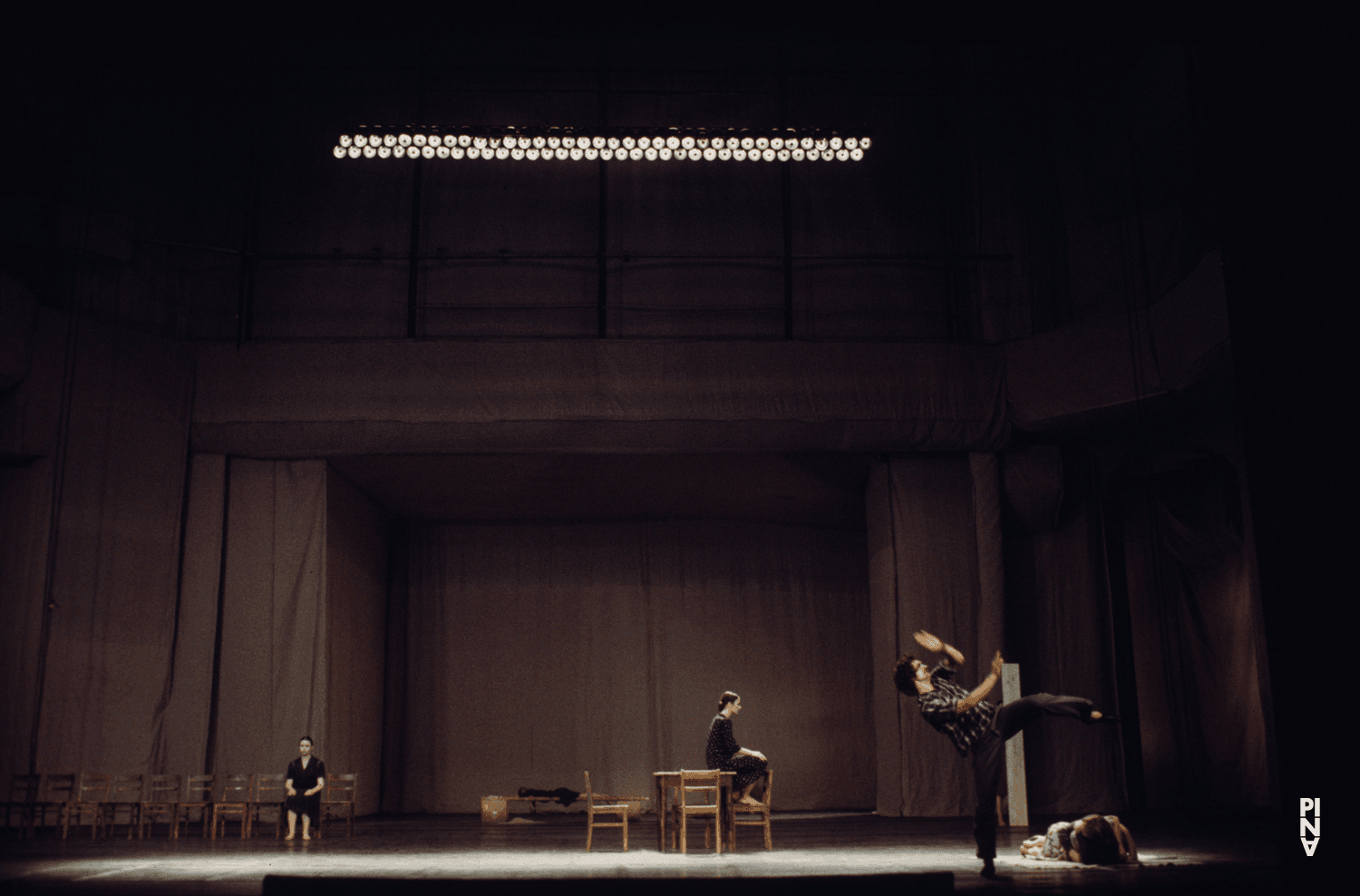 Jan Minařík, Malou Airaudo et Josephine Ann Endicott dans « Adagio – Fünf Lieder von Gustav Mahler » de Pina Bausch