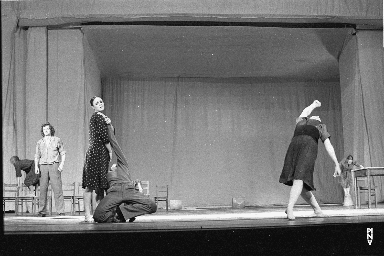 Malou Airaudo, Josephine Ann Endicott et Jan Minařík dans « Adagio – Fünf Lieder von Gustav Mahler » de Pina Bausch