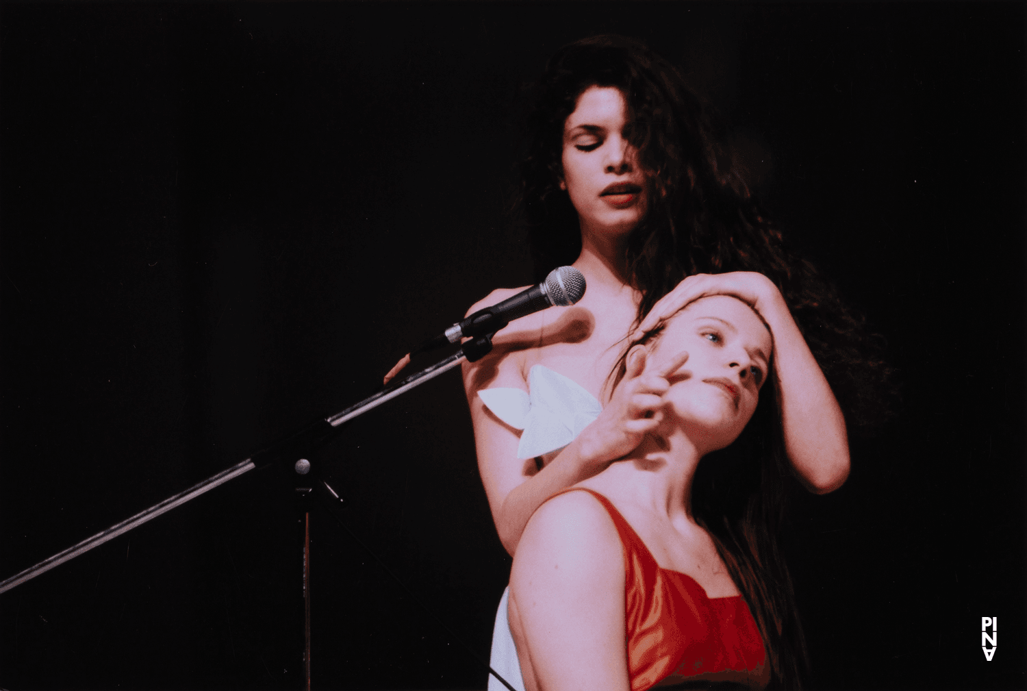 Anna Wehsarg und Mélanie Maurin in „Água“ von Pina Bausch