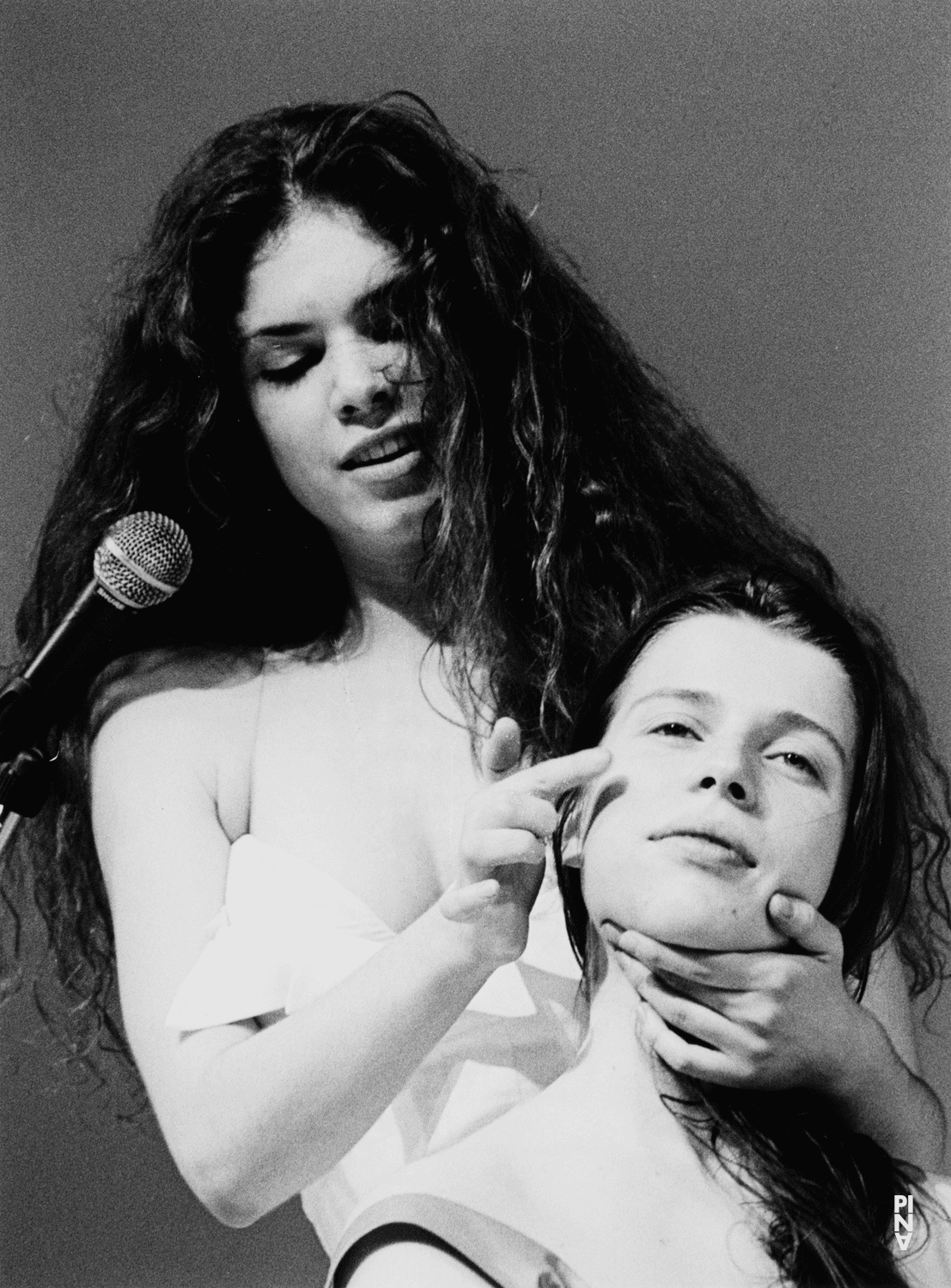 Anna Wehsarg and Mélanie Maurin in “Água” by Pina Bausch