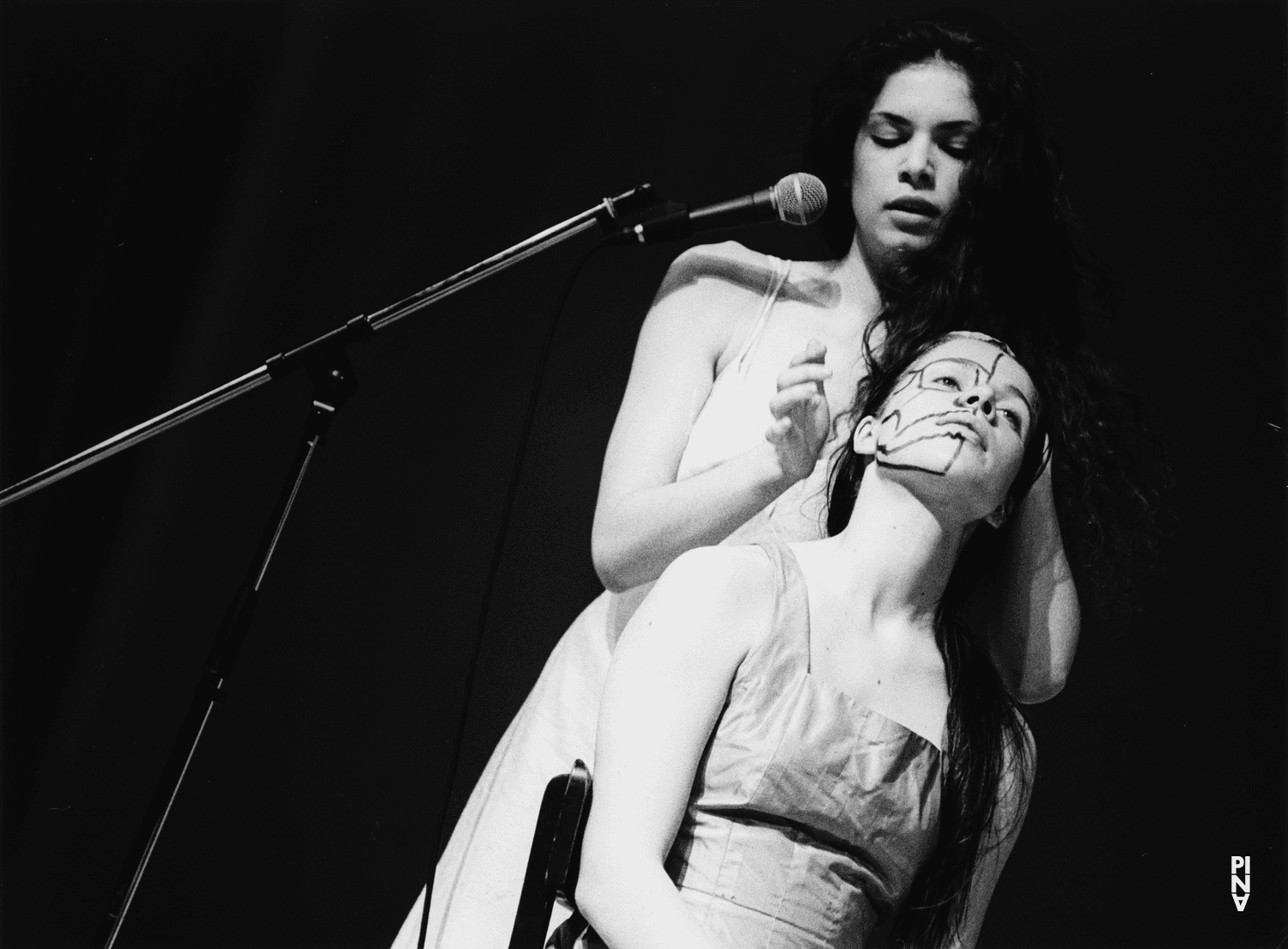 Mélanie Maurin und Anna Wehsarg in „Água“ von Pina Bausch