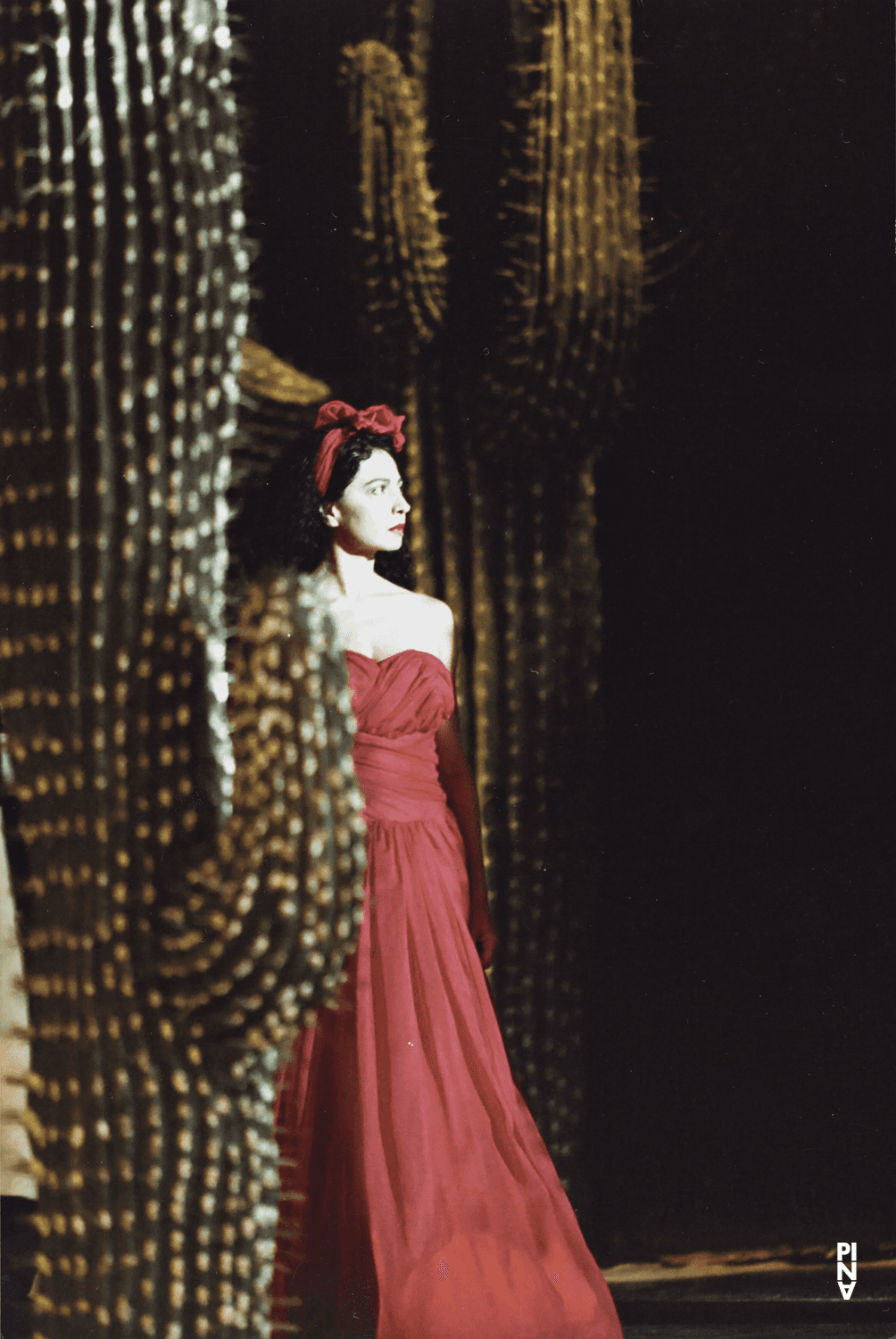 Aida Vainieri dans « Ahnen » de Pina Bausch