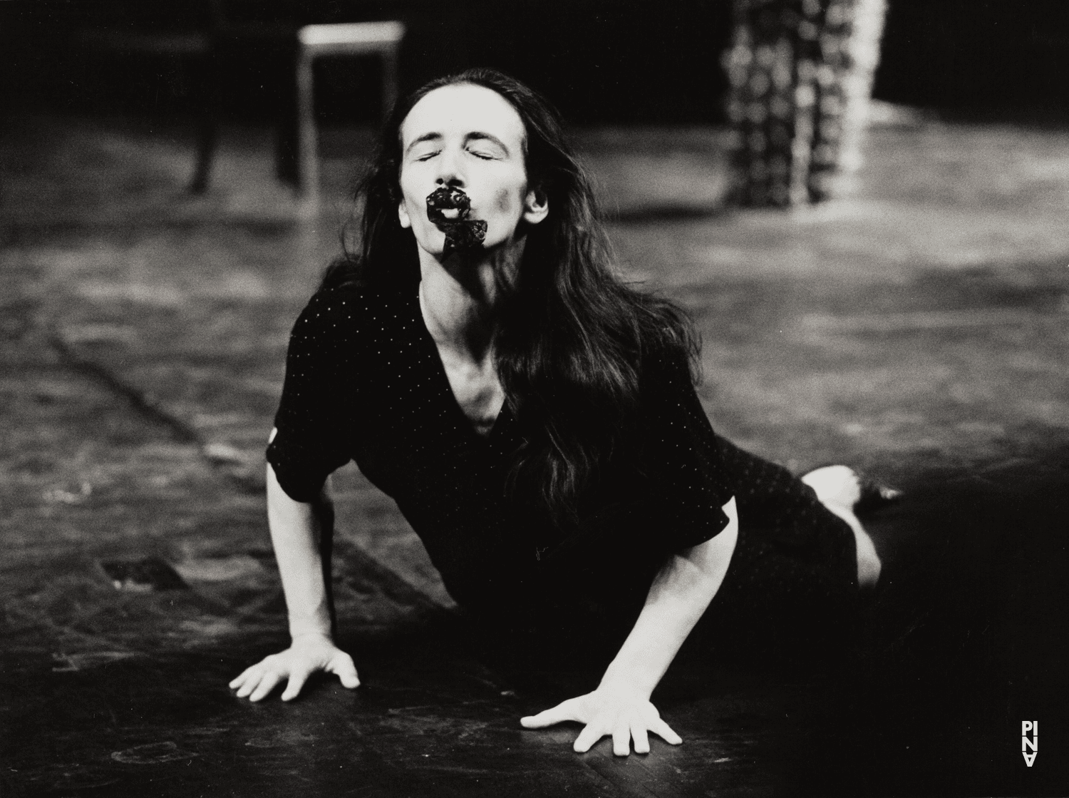 Beatrice Libonati in „Ahnen“ von Pina Bausch mit Tanztheater Wuppertal im Théâtre de la Ville Paris (Frankreich), 24. Mai 1988