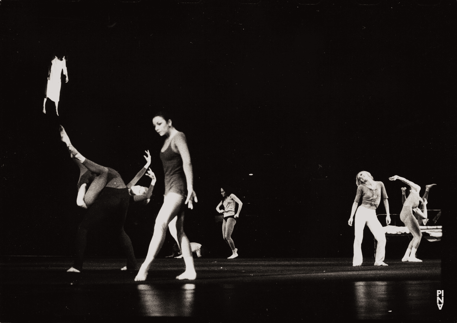 Catherine Denisot, Marlis Alt und Katharine Inge Sehnert in „Aktionen für Tänzer“ von Pina Bausch