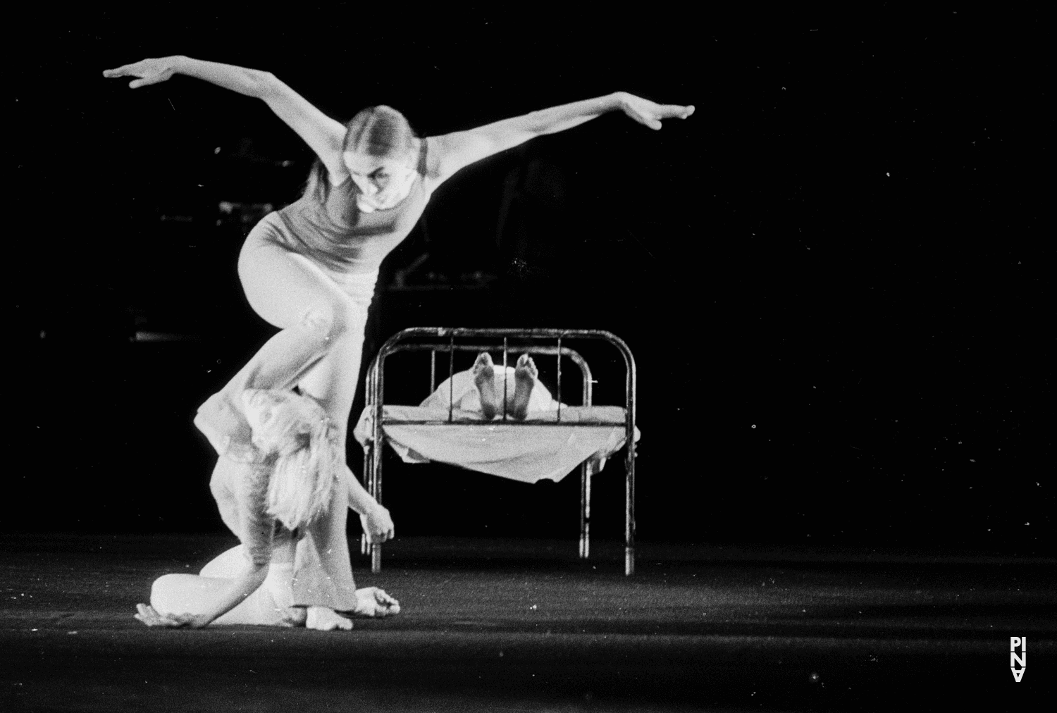 Marlis Alt et Pina Bausch dans « Aktionen für Tänzer » de Pina Bausch