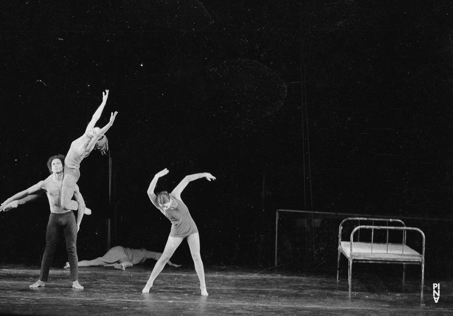 Catherine Denisot, Tjitske Broersma und Carlos Orta in „Aktionen für Tänzer“ von Pina Bausch