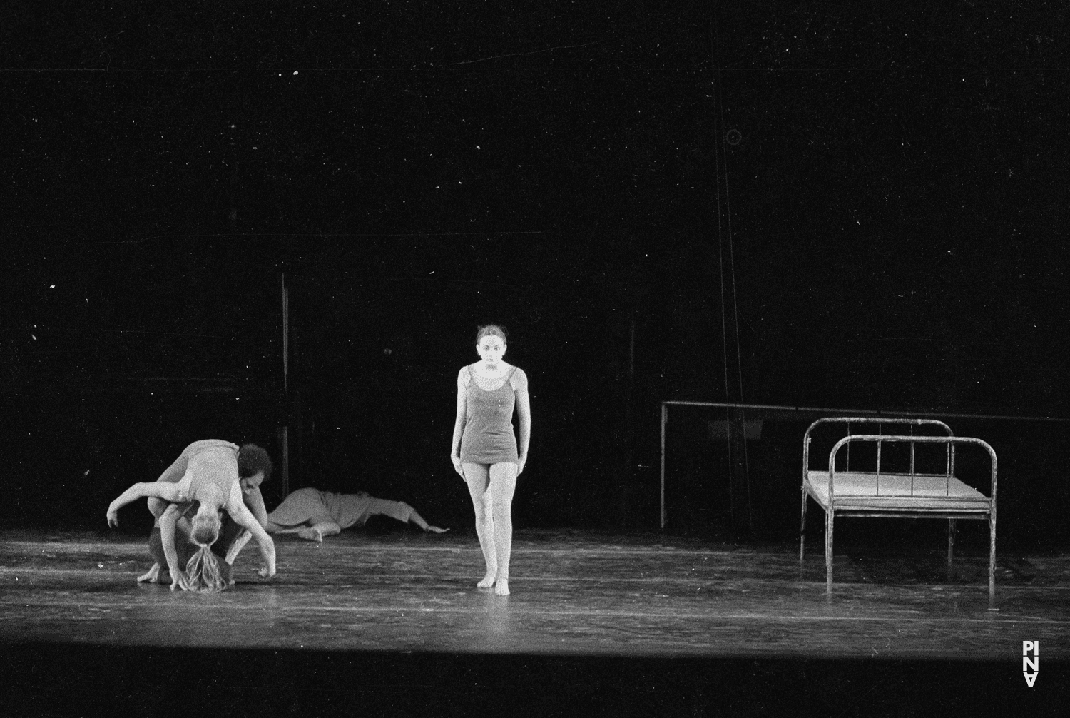 Carlos Orta, Catherine Denisot und Tjitske Broersma in „Aktionen für Tänzer“ von Pina Bausch