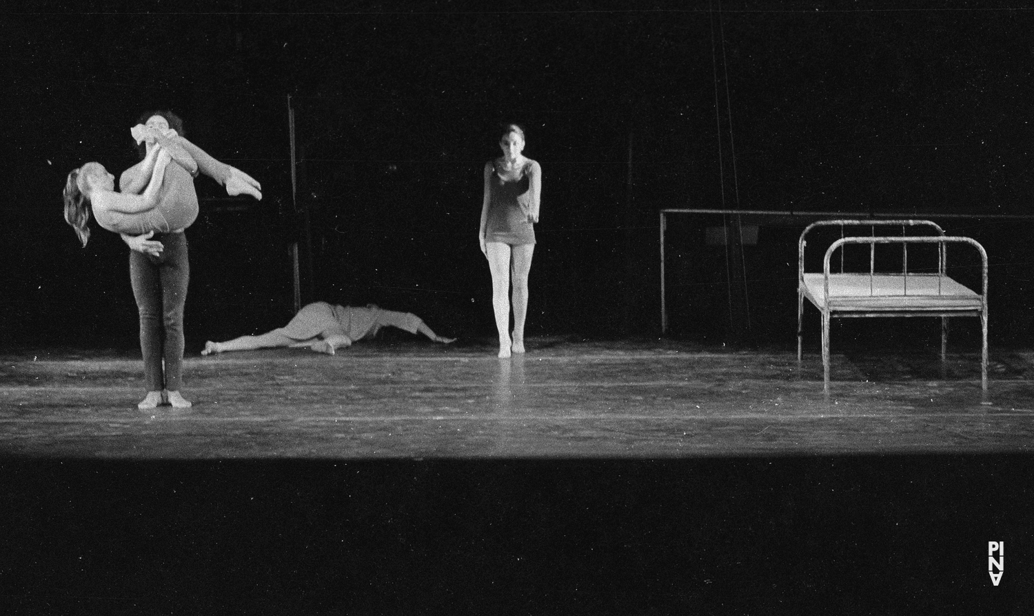 Tjitske Broersma, Carlos Orta und Catherine Denisot in „Aktionen für Tänzer“ von Pina Bausch