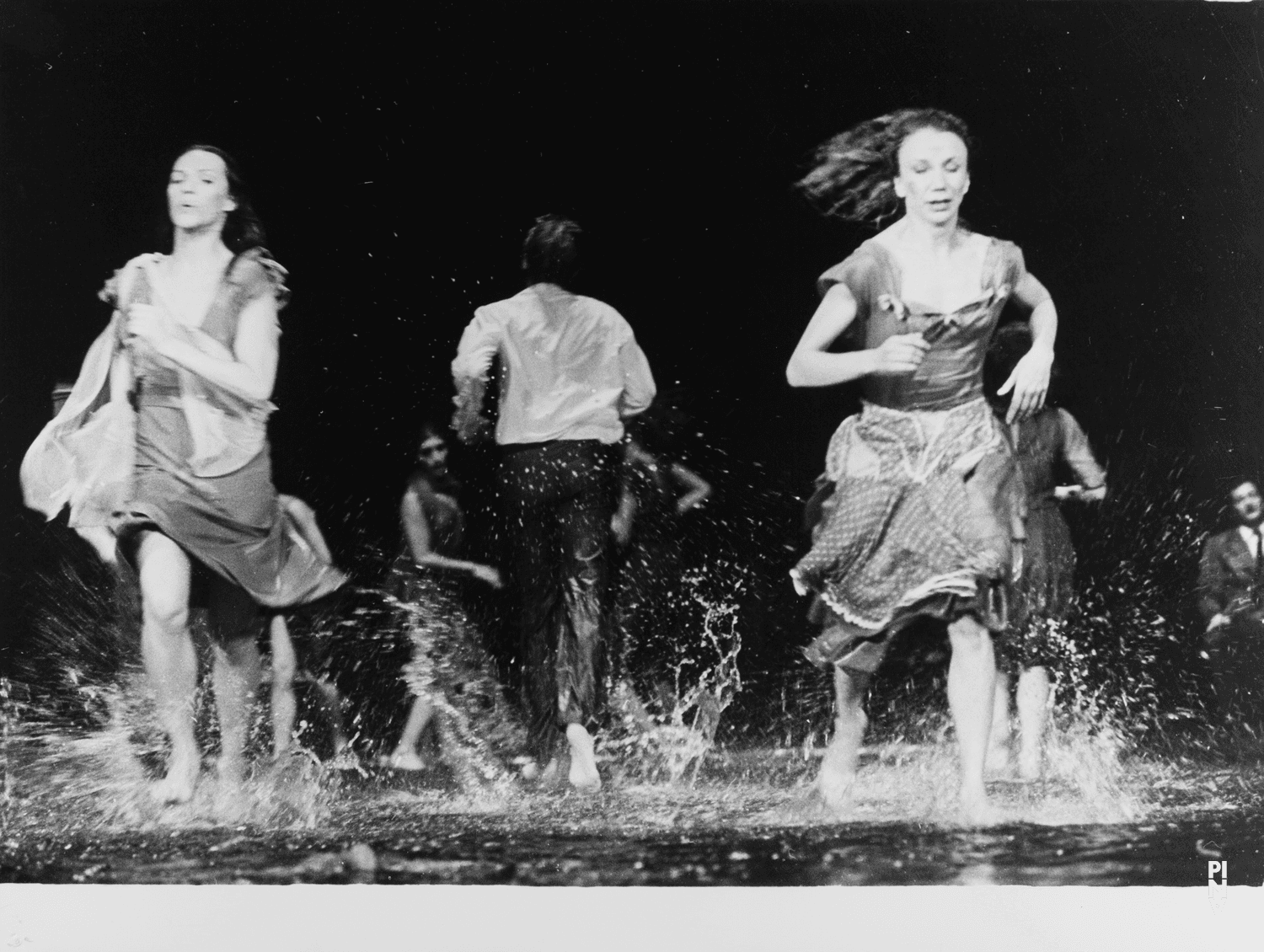 Monika Sagon und Heide Tegeder in „Arien“ von Pina Bausch