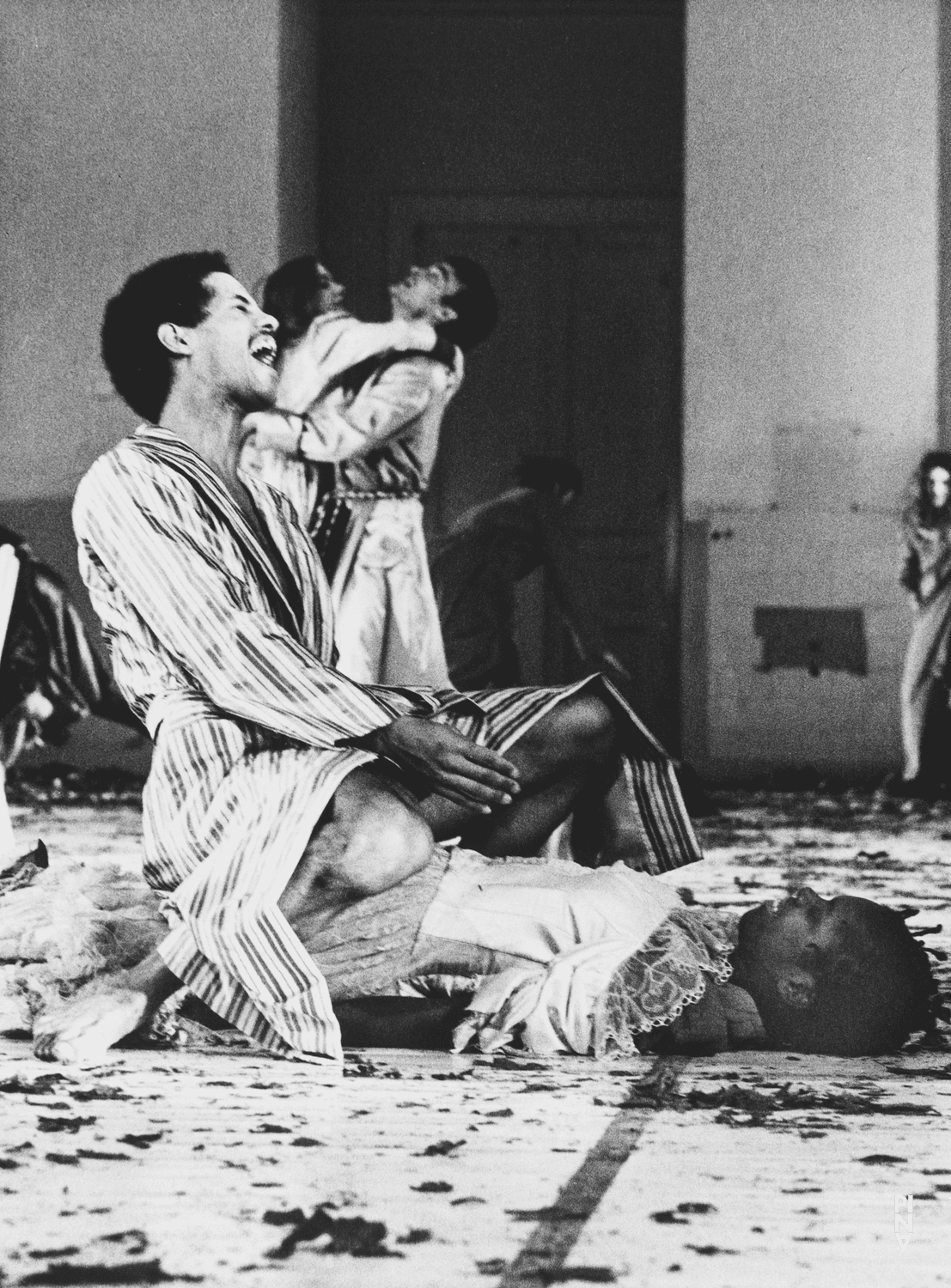 Photo de « Barbe-Bleue. En écoutant un enregistrement sur bande magnétique de l’opéra de Béla Bartók « Le Château de Barbe-Bleue » » de Pina Bausch