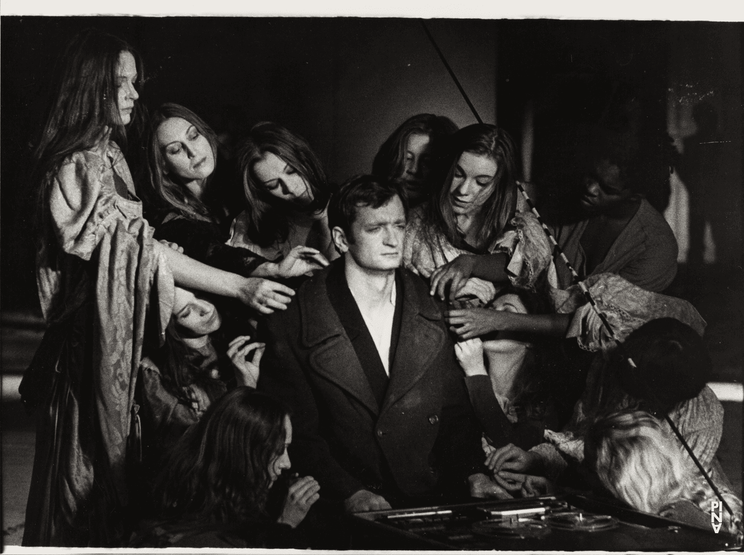 „Blaubart. Beim Anhören einer Tonbandaufnahme von Béla Bartóks Oper »Herzog Blaubarts Burg«“ von Pina Bausch