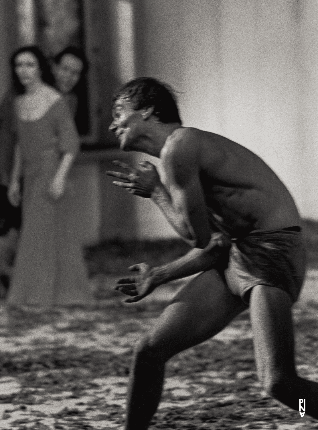 Hans Beenhakker, Beatrice Libonati et Urs Kaufmann dans « Barbe-Bleue. En écoutant un enregistrement sur bande magnétique de l’opéra de Béla Bartók « Le Château de Barbe-Bleue » » de Pina Bausch