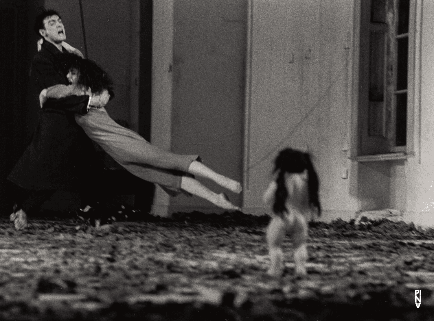 Antonio Carallo et Cristiana Morganti dans « Barbe-Bleue. En écoutant un enregistrement sur bande magnétique de l’opéra de Béla Bartók « Le Château de Barbe-Bleue » » de Pina Bausch