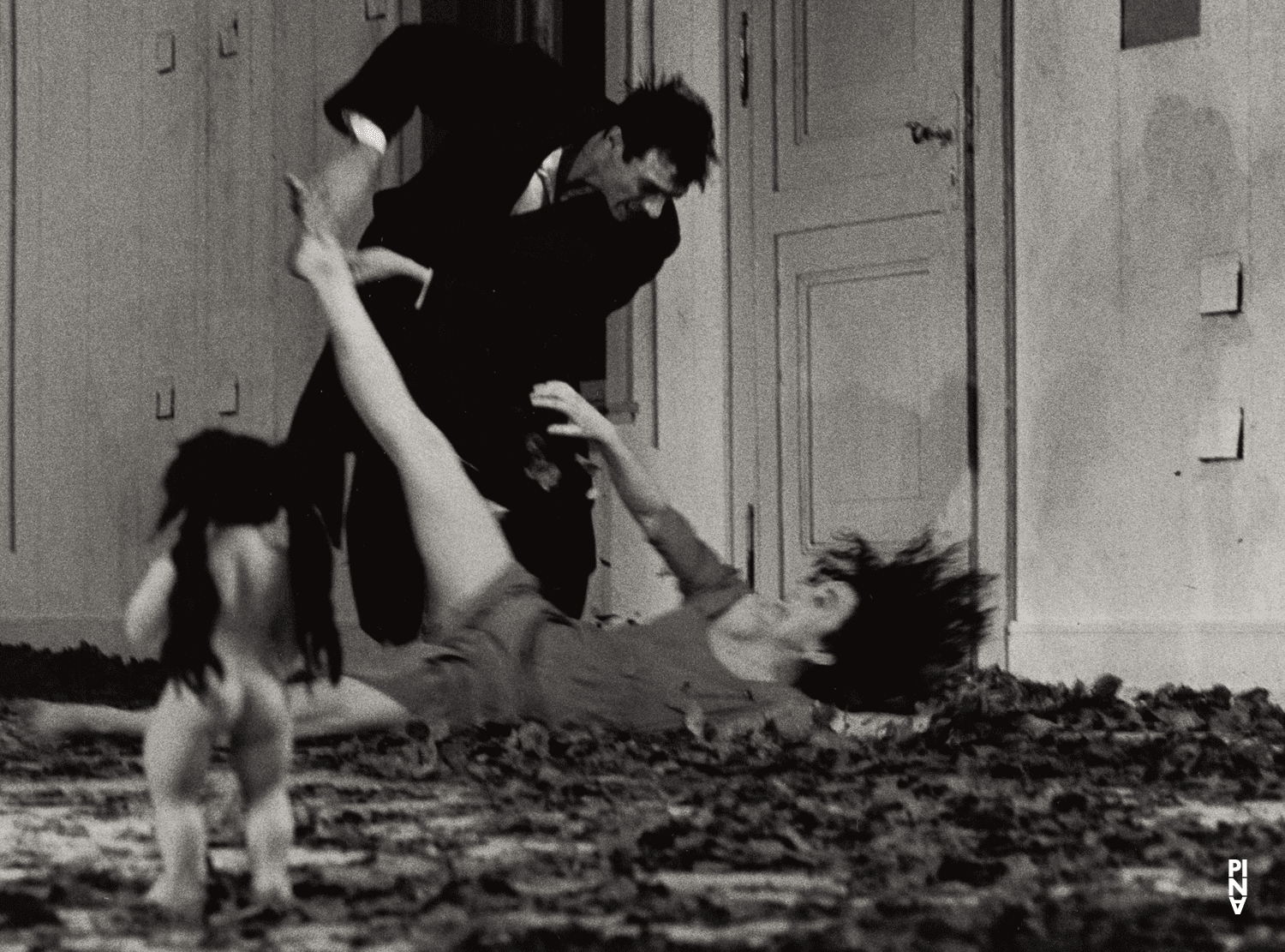 Antonio Carallo et Cristiana Morganti dans « Barbe-Bleue. En écoutant un enregistrement sur bande magnétique de l’opéra de Béla Bartók « Le Château de Barbe-Bleue » » de Pina Bausch