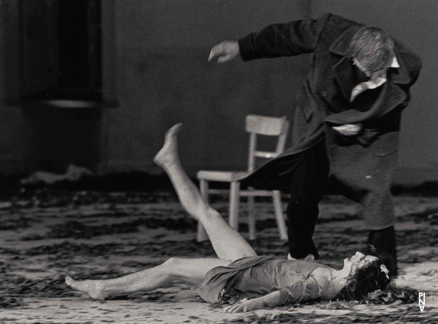 Hans Beenhakker und Beatrice Libonati in „Blaubart.  Beim Anhören einer Tonbandaufnahme von Béla Bartóks Oper »Herzog Blaubarts Burg«“ von Pina Bausch