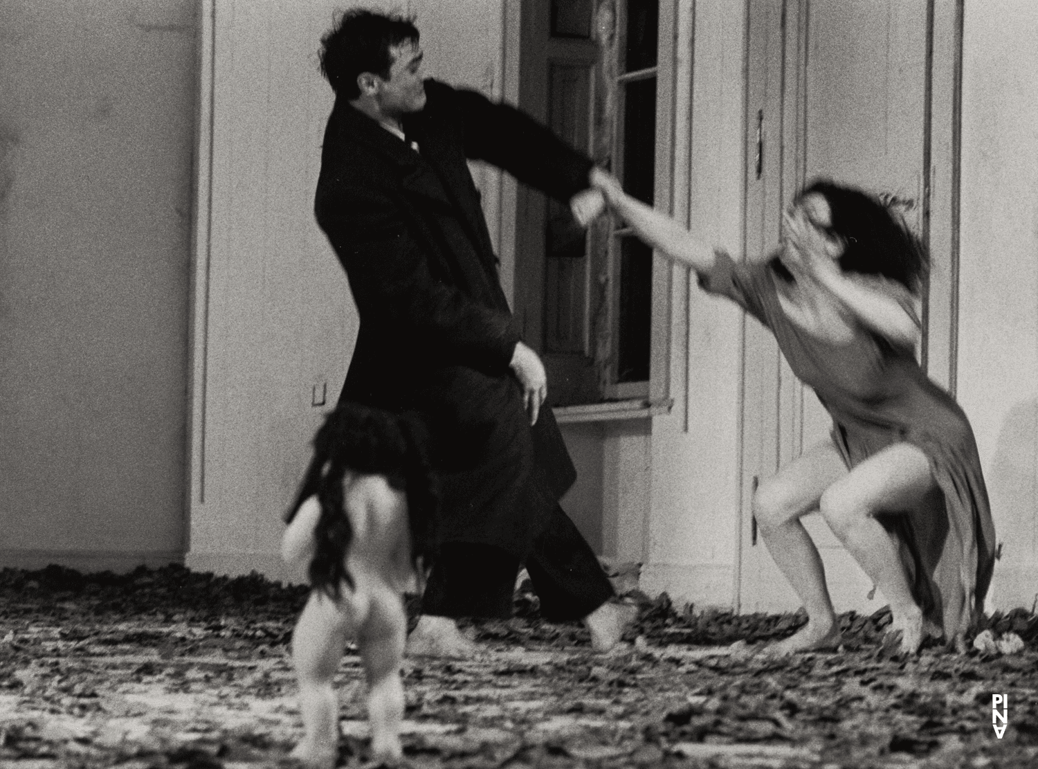 Antonio Carallo et Cristiana Morganti dans « Barbe-Bleue. En écoutant un enregistrement sur bande magnétique de l’opéra de Béla Bartók « Le Château de Barbe-Bleue » » de Pina Bausch