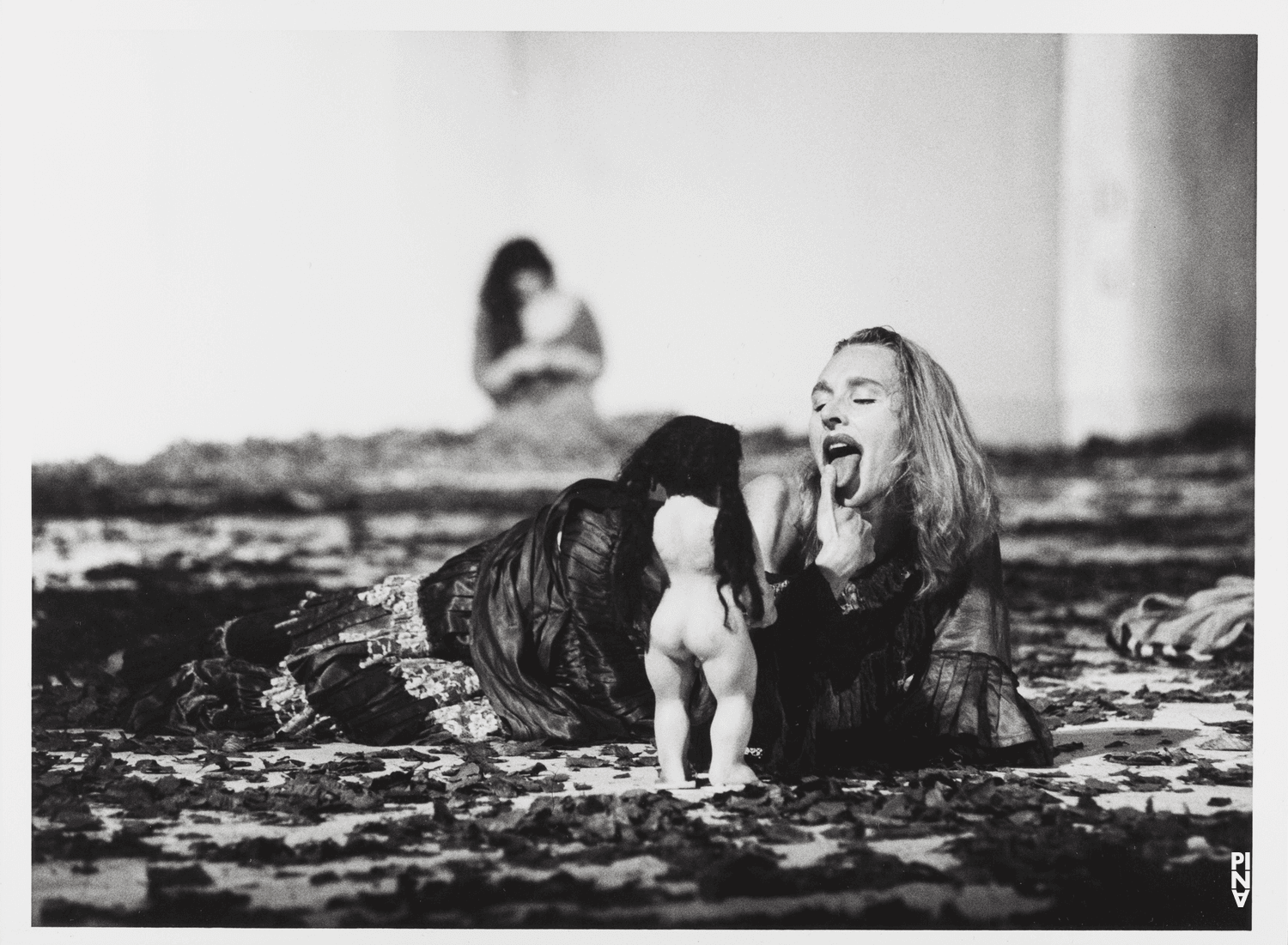 Julie Shanahan dans « Barbe-Bleue. En écoutant un enregistrement sur bande magnétique de l’opéra de Béla Bartók « Le Château de Barbe-Bleue » » de Pina Bausch