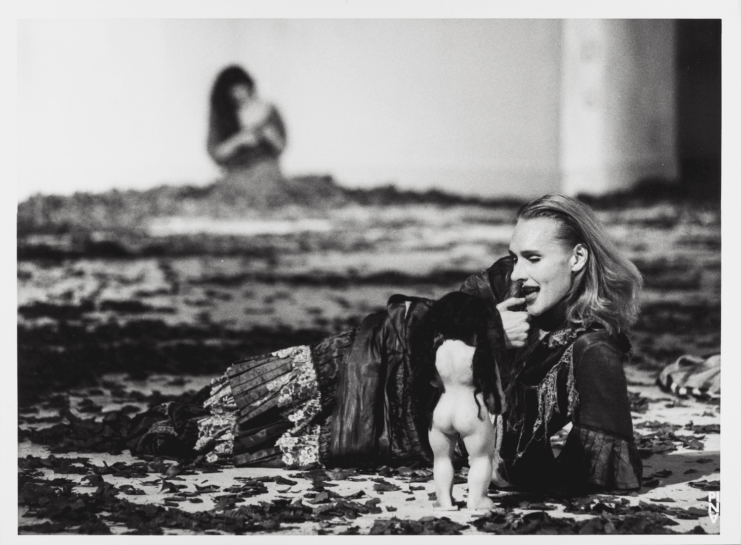 Julie Shanahan dans « Barbe-Bleue. En écoutant un enregistrement sur bande magnétique de l’opéra de Béla Bartók « Le Château de Barbe-Bleue » » de Pina Bausch