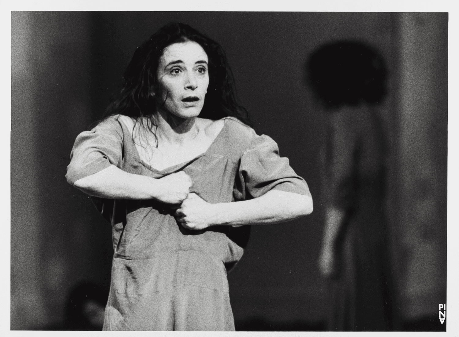 Beatrice Libonati dans « Barbe-Bleue. En écoutant un enregistrement sur bande magnétique de l’opéra de Béla Bartók « Le Château de Barbe-Bleue » » de Pina Bausch