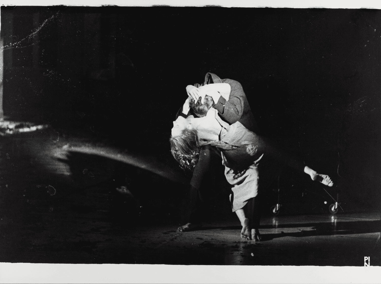 Marlis Alt et Jan Minařík dans « Barbe-Bleue. En écoutant un enregistrement sur bande magnétique de l’opéra de Béla Bartók « Le Château de Barbe-Bleue » » de Pina Bausch