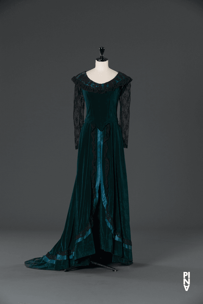 Langes Kleid, getragen von Hiltrud Blanck in „Blaubart.  Beim Anhören einer Tonbandaufnahme von Béla Bartóks Oper »Herzog Blaubarts Burg«“ von Pina Bausch