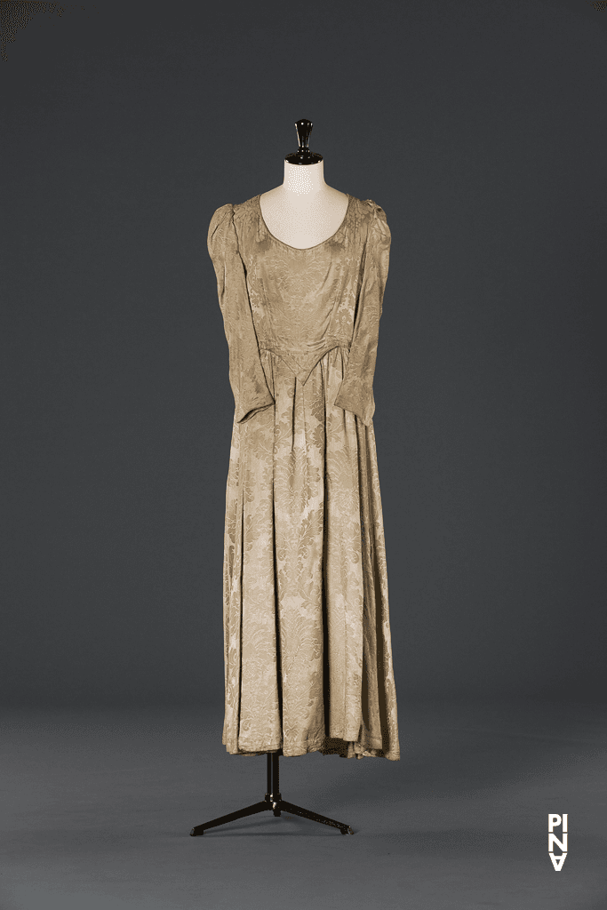 Langes Kleid, getragen von Hiltrud Blanck in „Blaubart.  Beim Anhören einer Tonbandaufnahme von Béla Bartóks Oper »Herzog Blaubarts Burg«“ von Pina Bausch