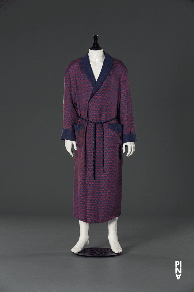 Peignoir et robe de chambre, porté dans « Barbe-Bleue. En écoutant un enregistrement sur bande magnétique de l’opéra de Béla Bartók « Le Château de Barbe-Bleue » » de Pina Bausch