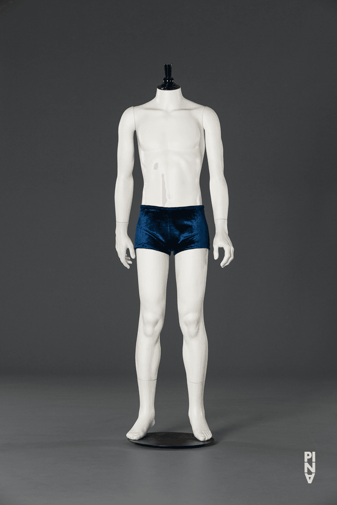 Sous-vêtement, porté dans « Barbe-Bleue. En écoutant un enregistrement sur bande magnétique de l’opéra de Béla Bartók « Le Château de Barbe-Bleue » » de Pina Bausch