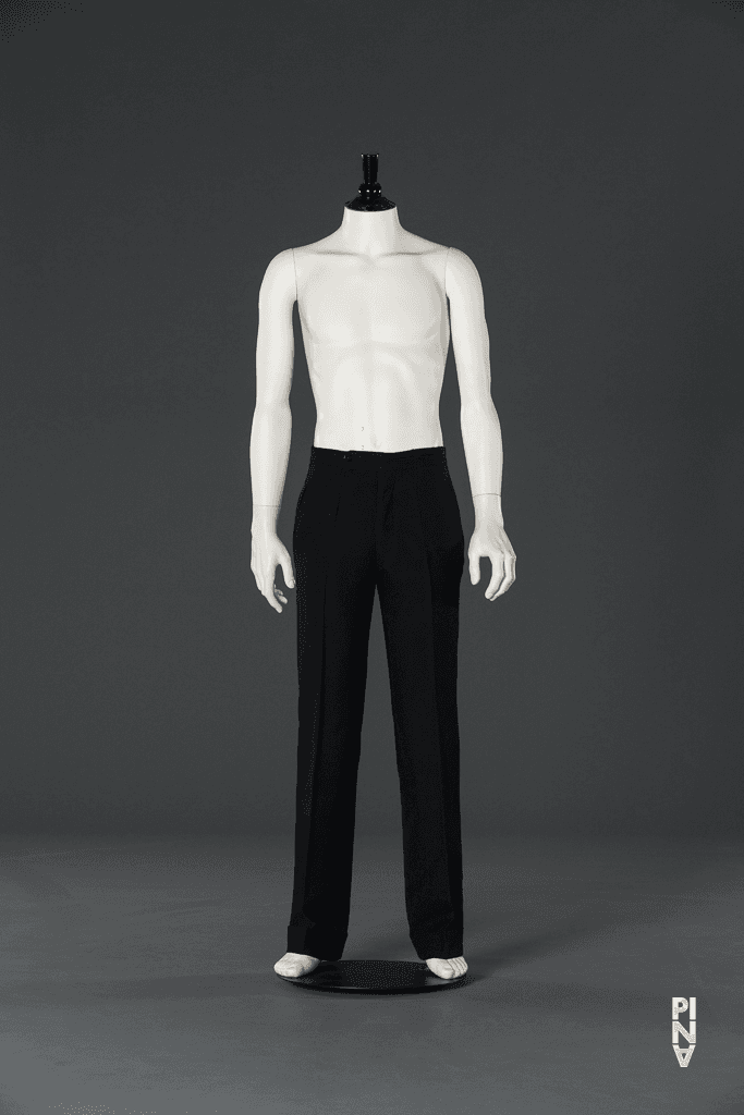 Hose, getragen von Jan Minařík in „Blaubart.  Beim Anhören einer Tonbandaufnahme von Béla Bartóks Oper »Herzog Blaubarts Burg«“ von Pina Bausch