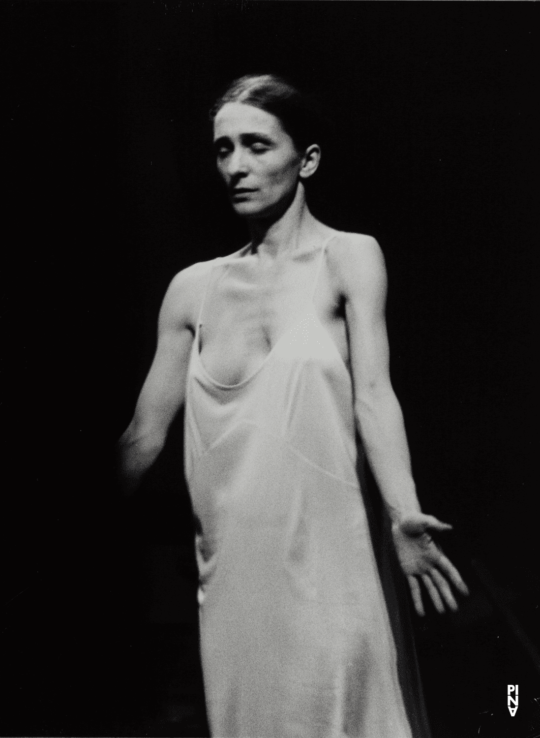 Pina Bausch in „Café Müller“ von Pina Bausch