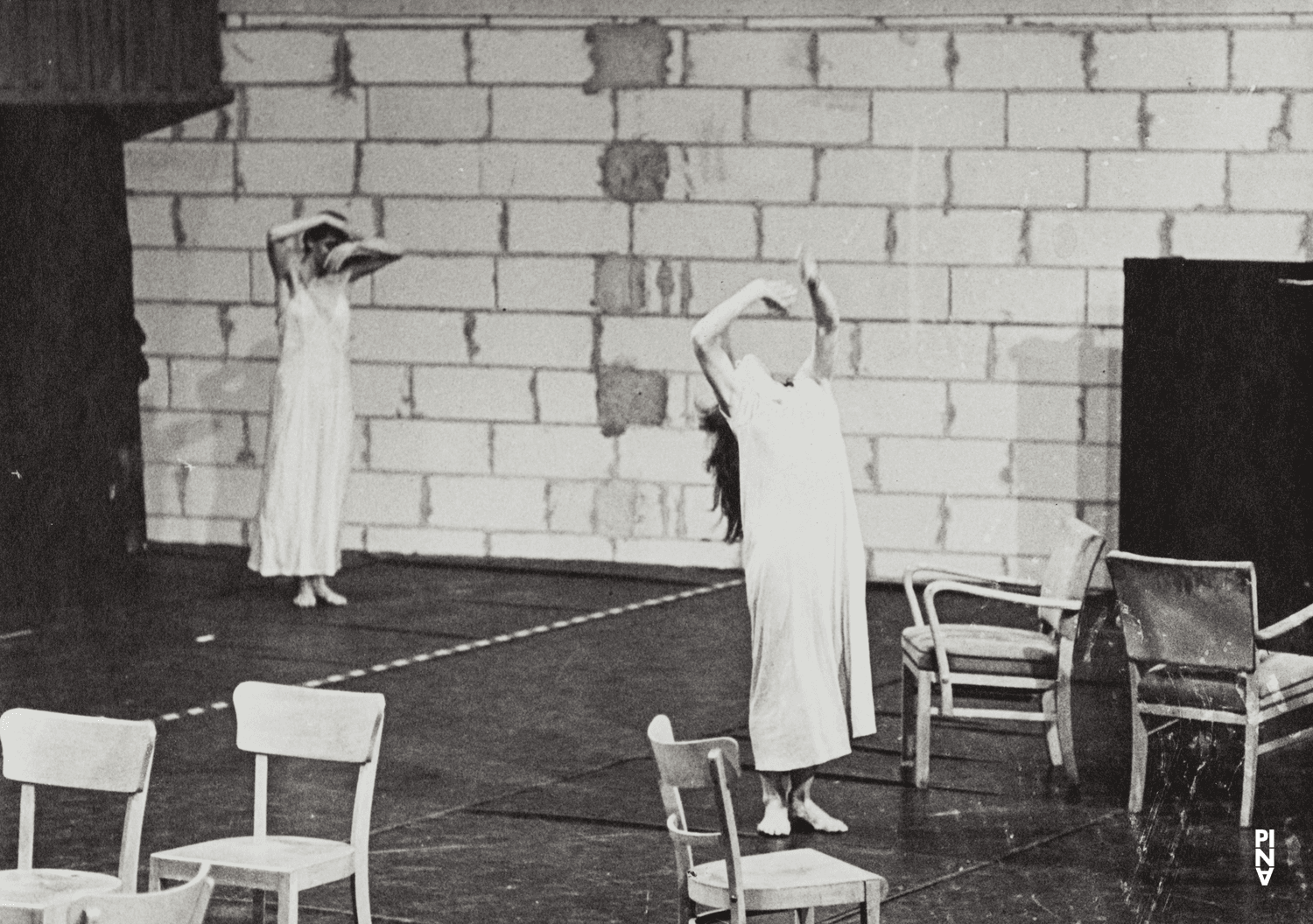 Pina Bausch und Malou Airaudo in „Café Müller“ von Pina Bausch