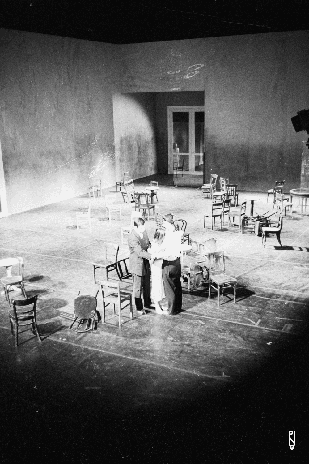 Malou Airaudo, Jan Minařík et Dominique Mercy dans « Café Müller » de Pina Bausch