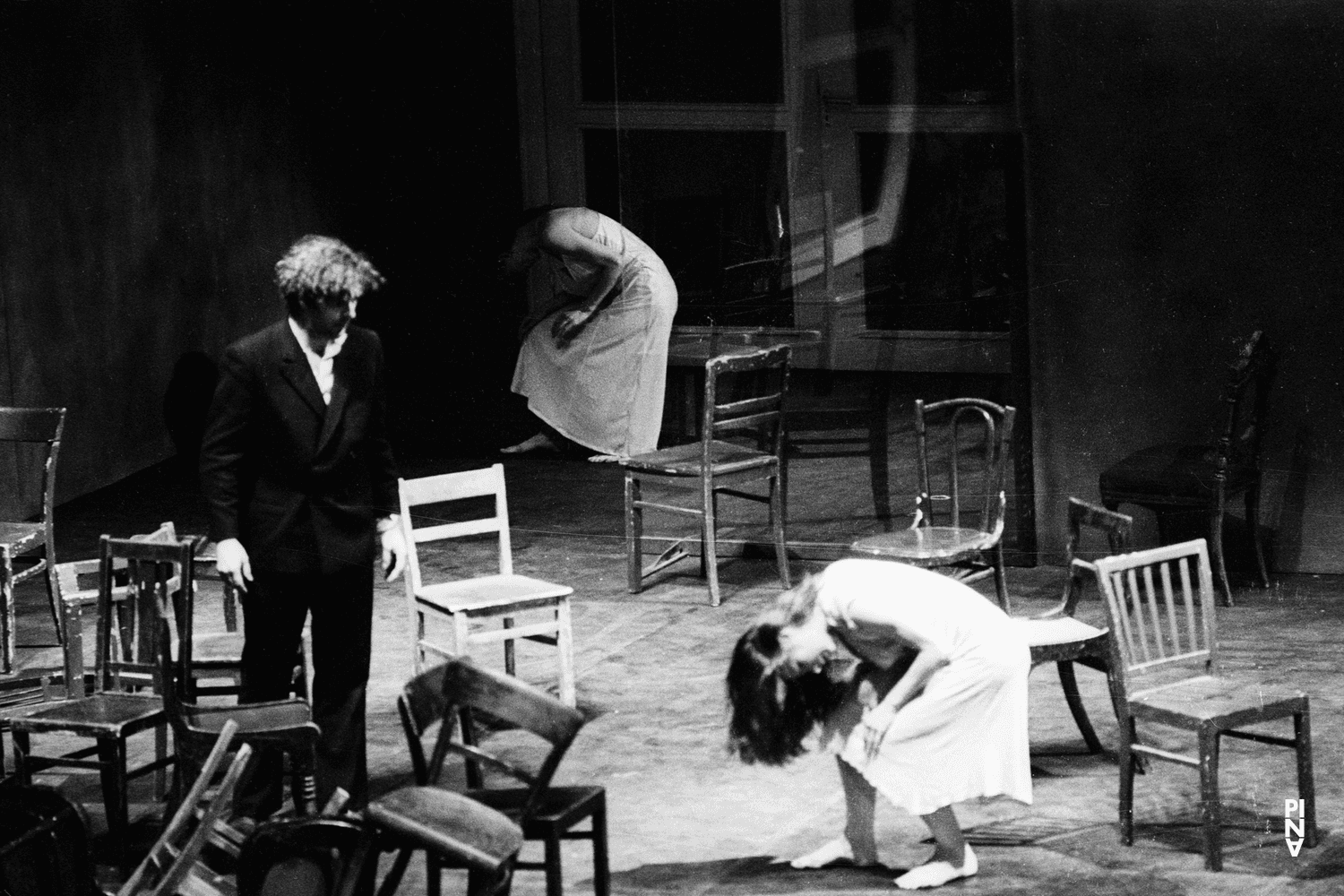 Rolf Borzik, Malou Airaudo und Pina Bausch in „Café Müller“ von Pina Bausch