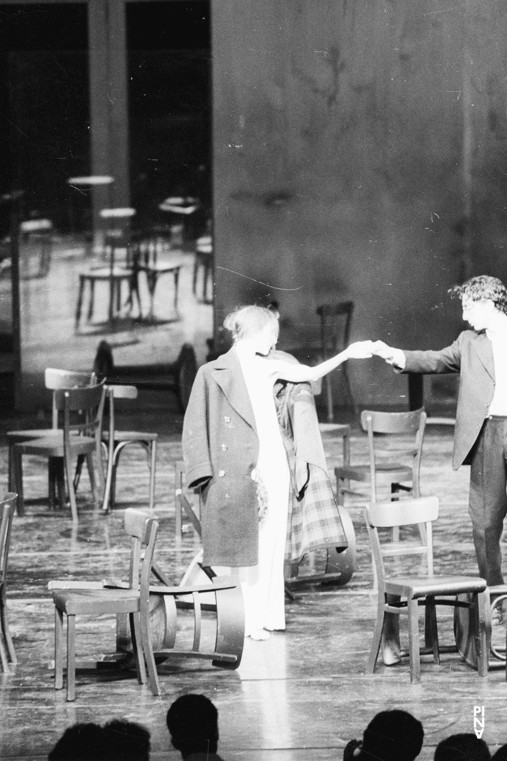Jean Laurent Sasportes und Pina Bausch in „Café Müller“ von Pina Bausch