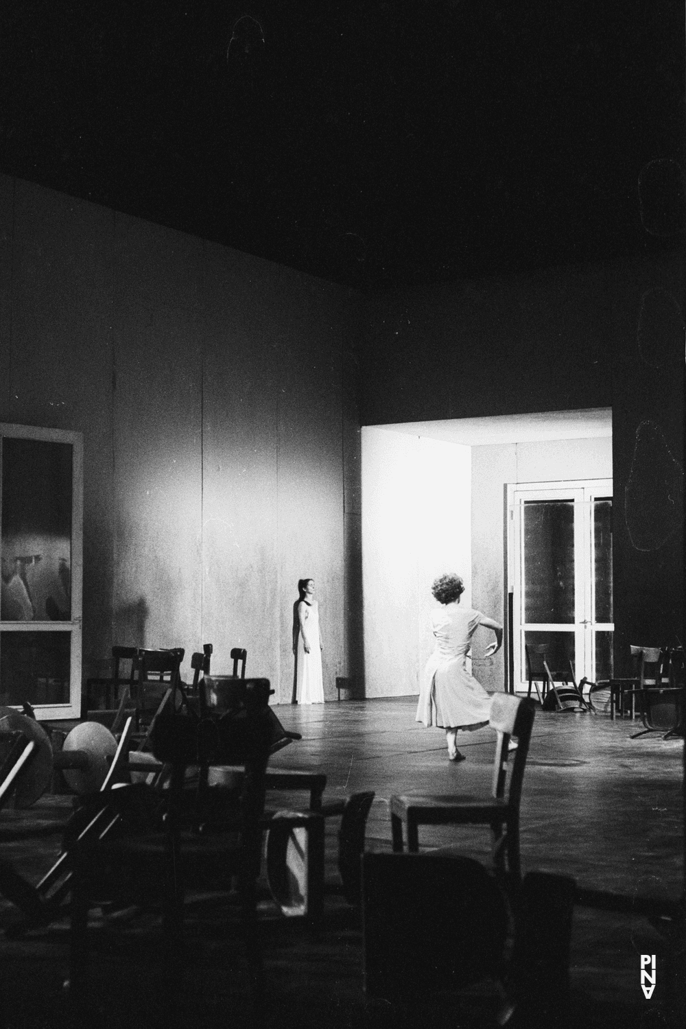 Finola Cronin et Pina Bausch dans « Café Müller » de Pina Bausch