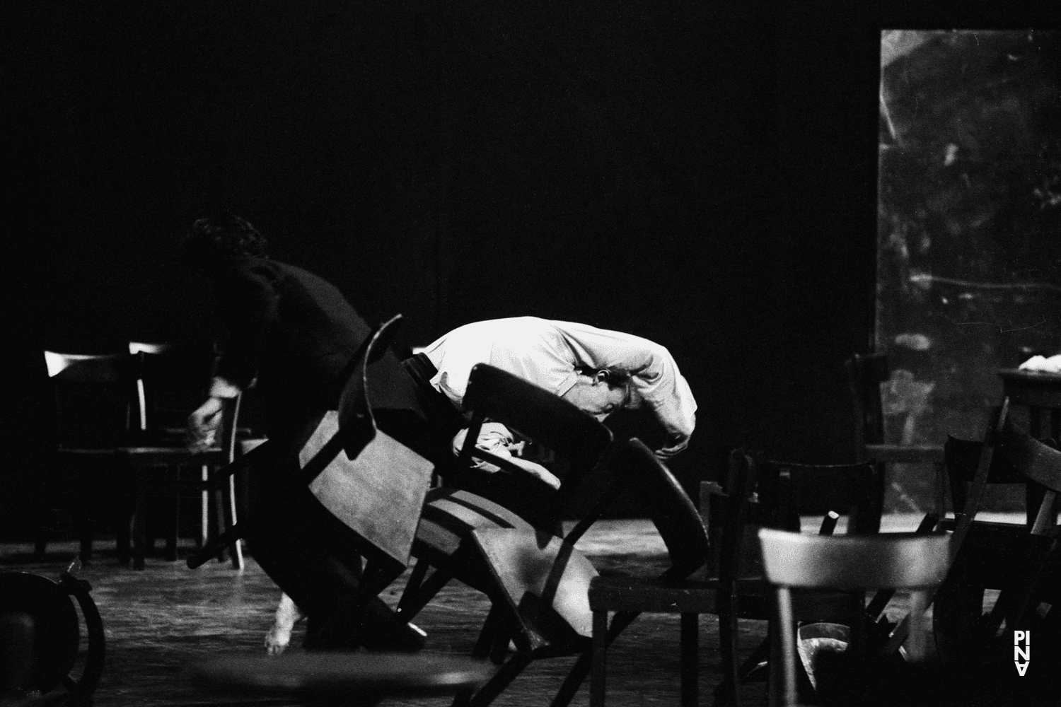 Dominique Mercy und Jean Laurent Sasportes in „Café Müller“ von Pina Bausch