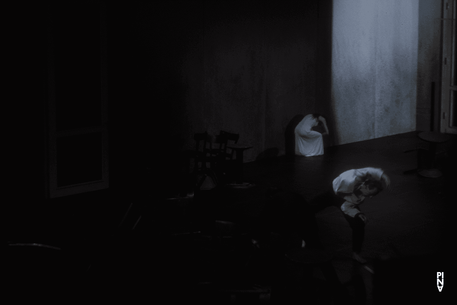 Dominique Mercy et Pina Bausch dans « Café Müller » de Pina Bausch