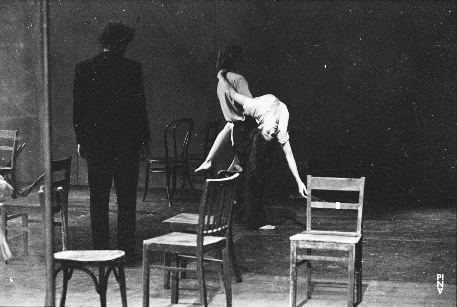 Rolf Borzik, Dominique Mercy et Malou Airaudo dans « Café Müller » de Pina Bausch