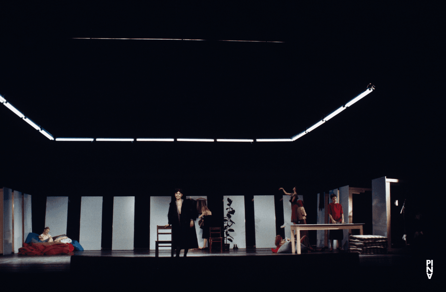 Josephine Ann Endicott, Barbara Passow-Diekamp und Stephanie Macoun in „Ich bring dich um die Ecke…“ von Pina Bausch