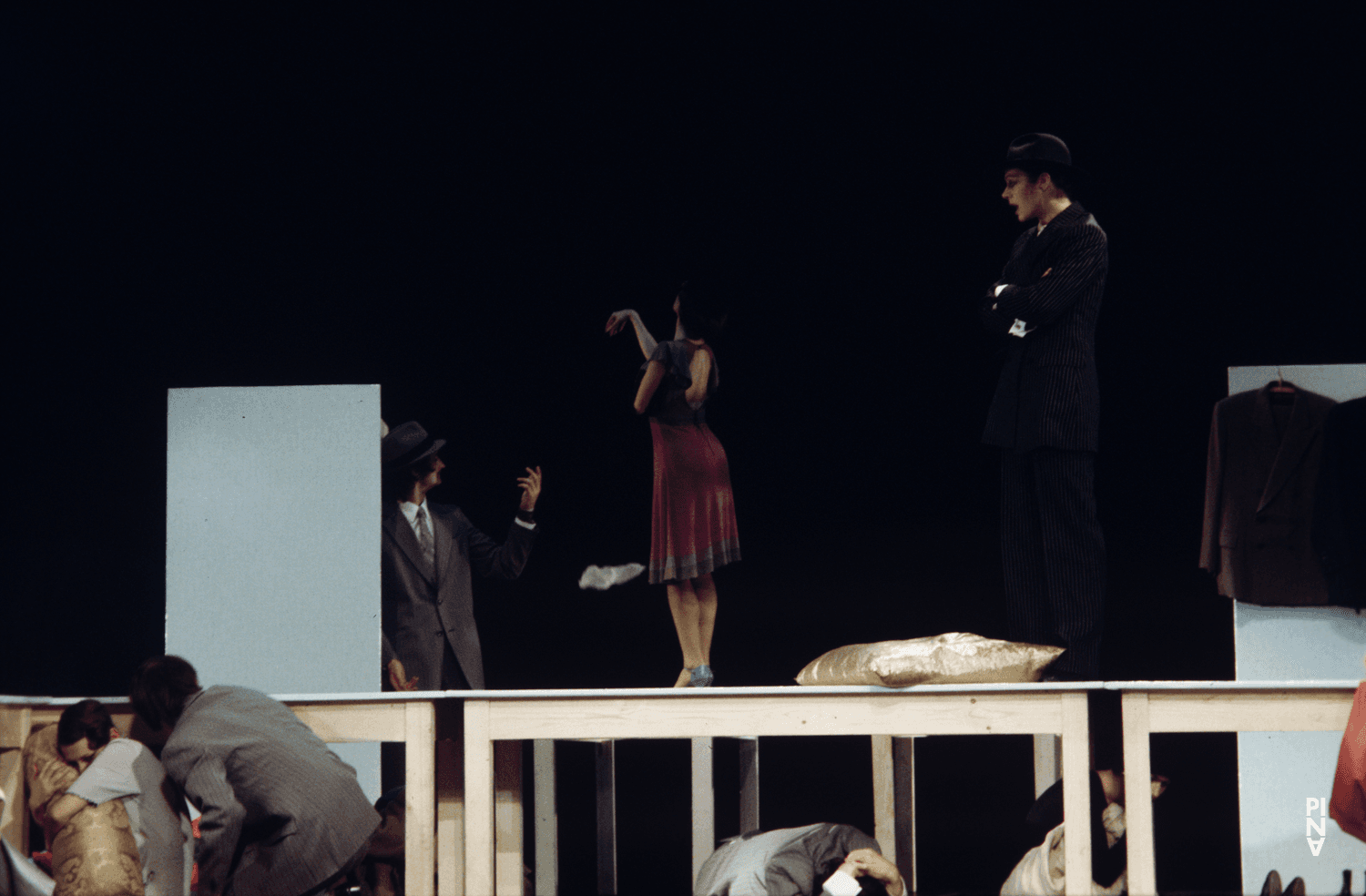 Malou Airaudo, Colleen Finneran-Meessmann und Jan Minařík in „Ich bring dich um die Ecke…“ von Pina Bausch