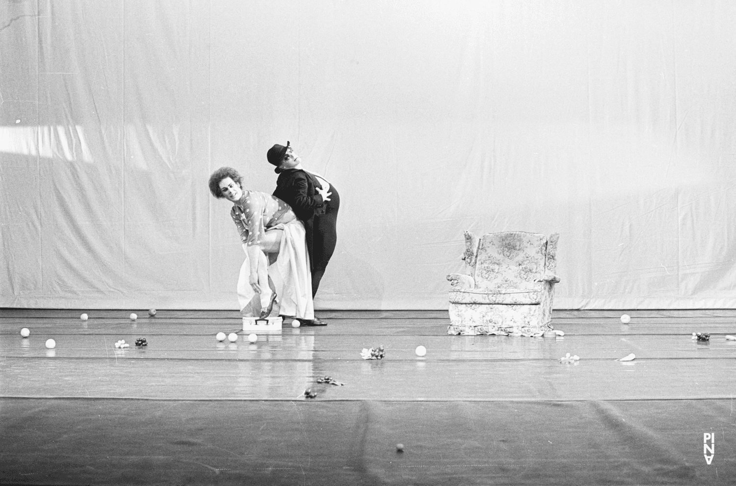 Ed Kortlandt und Heinz Samm in „Fliegenflittchen“ von Pina Bausch