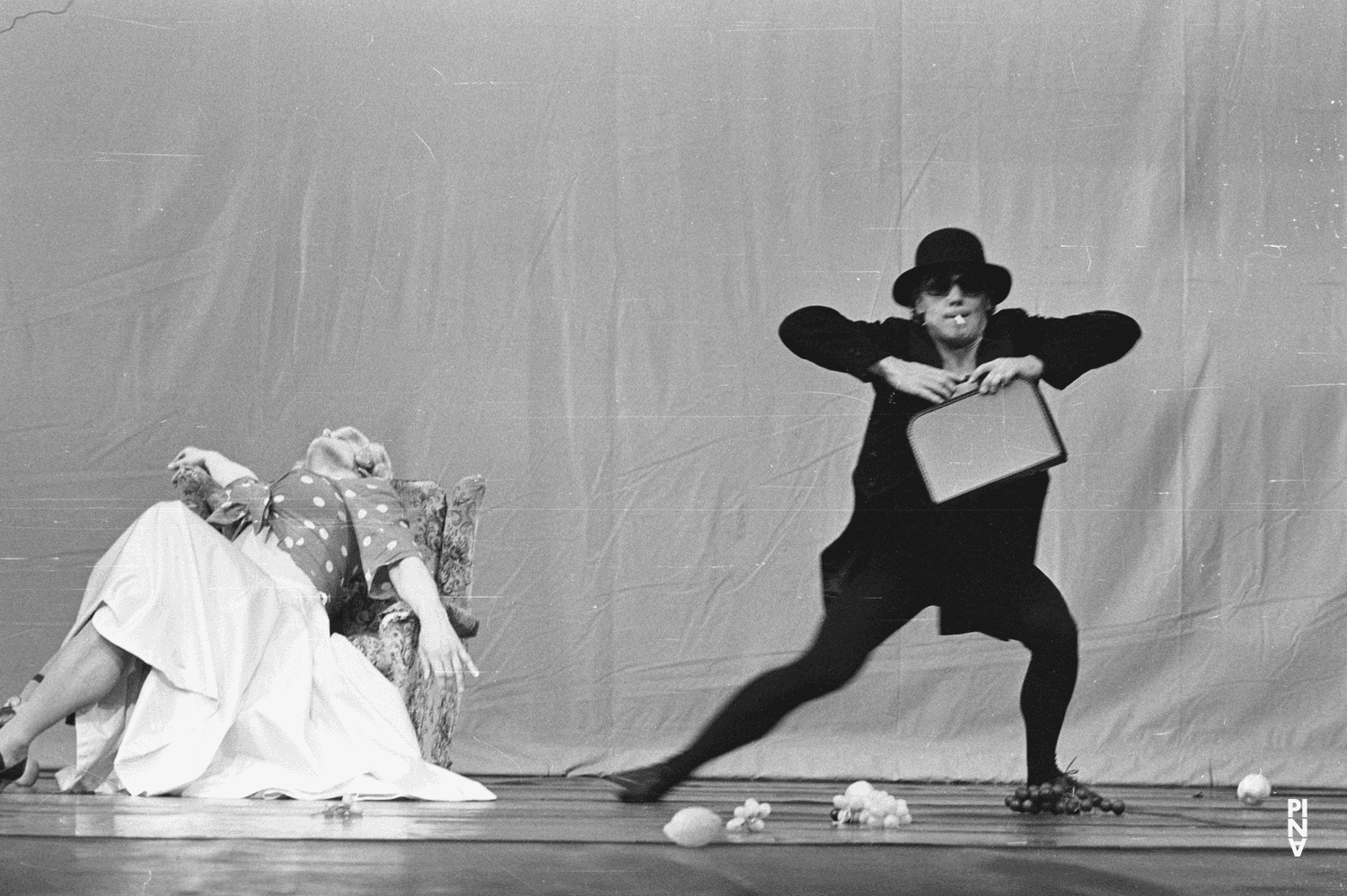 Ed Kortlandt und Heinz Samm in „Fliegenflittchen“ von Pina Bausch