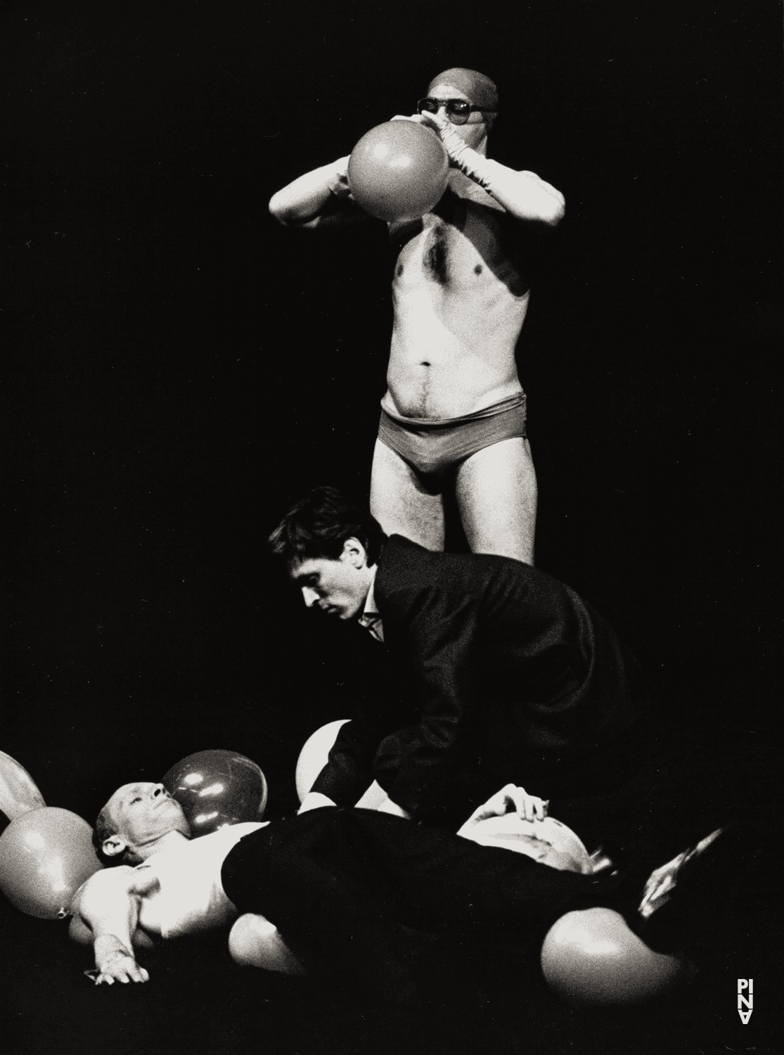 Francis Viet, Jan Minařík et Jakob Haahr Andersen dans « Auf dem Gebirge hat man ein Geschrei gehört (Sur la montagne, on entendit un hurlement) » de Pina Bausch avec Tanztheater Wuppertal au  Théâtre de la Ville Paris (France), 17 avril 1987