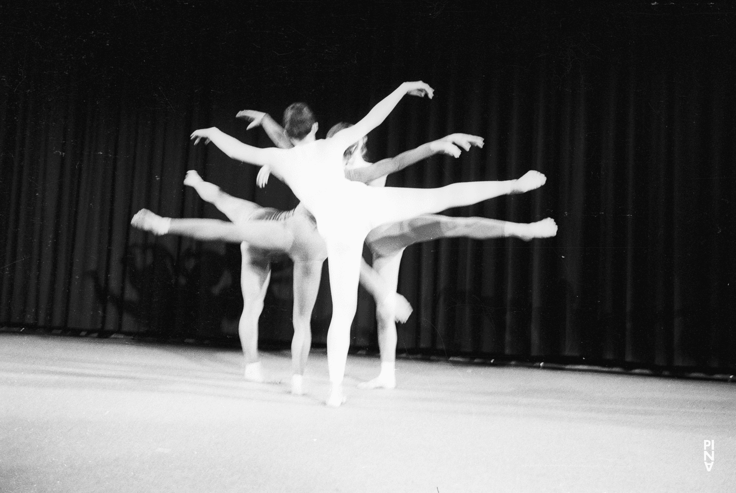 Anna Mittelholzer and Erika Fabry in “Im Wind der Zeit” by Pina Bausch