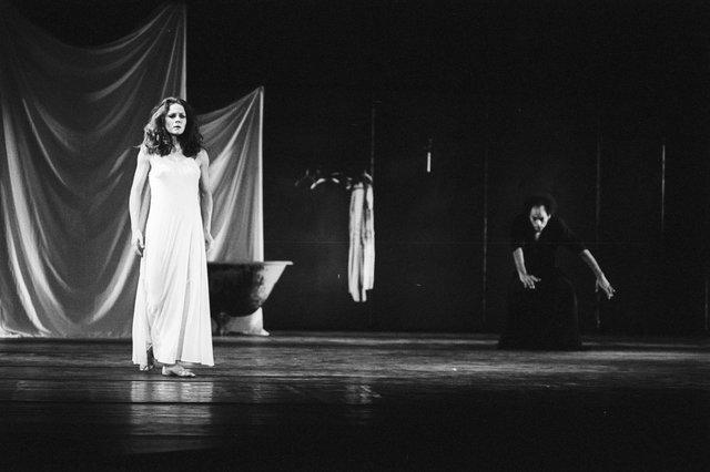 Malou Airaudo et Carlos Orta dans « Iphigenie auf Tauris » de Pina Bausch à l'Opernhaus Wuppertal, 20 avril 1974