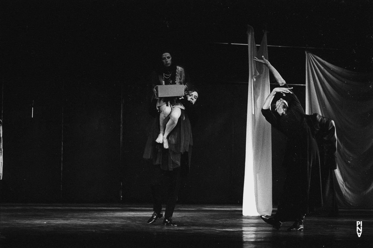 Carlos Orta et Colleen Finneran-Meessmann dans « Iphigenie auf Tauris » de Pina Bausch avec Tanztheater Wuppertal à l'Opernhaus Wuppertal (Allemagne), 20 avril 1974