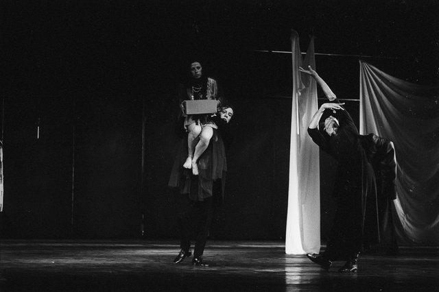 Carlos Orta und Colleen Finneran-Meessmann in „Iphigenie auf Tauris“ von Pina Bausch mit Tanztheater Wuppertal im Opernhaus Wuppertal (Deutschland), 20. April 1974